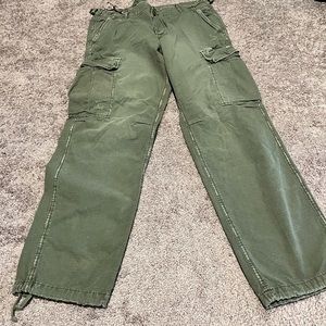 American Eagle size 10 army green cargo pants. Great condition.